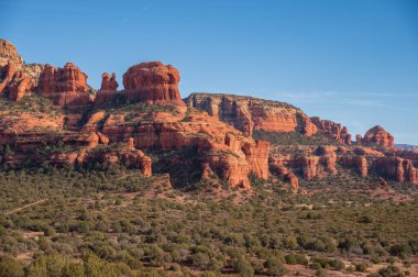 Sedona, Arizona yakınlarındaki Bear Dağı manzarası. Salyangoz olarak bilinen kaya özelliği ortada ve kaplumbağa çok sağda..