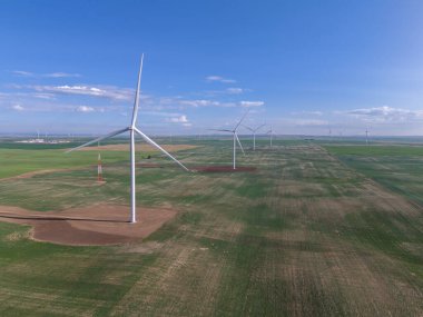 Merkezdeki ovalarda rüzgar türbinlerinin, Lomond yakınlarındaki Alberta 'nın hava manzarası..