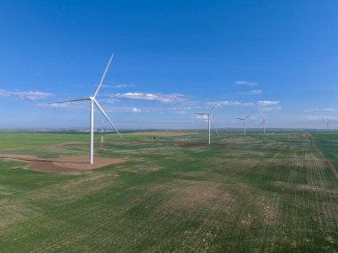 Merkezdeki ovalarda rüzgar türbinlerinin, Lomond yakınlarındaki Alberta 'nın hava manzarası..