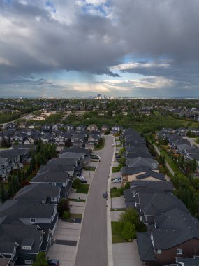 Calgary 'deki Aspen Konutları' nın hava fotoğrafı..