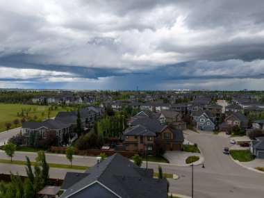 Calgary banliyösünde fırtına kopuyor. Yağmur ve dolu yağıyor..
