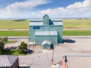 Blackie, Alberta - 4 Ağustos 2025: Stavely Alberta 'da kalan son ahşap tahıl asansörünün havadan görünüşü.