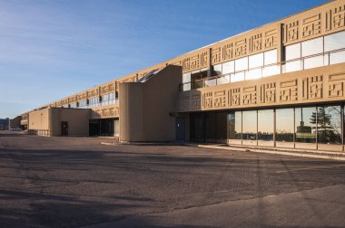 Calgary, Alberta 'daki geç dönem Brutalist tarzı ofis binası..