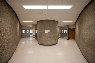 Calgary, Alberta - 7 Nisan 2025: Calgary Üniversitesi 'ndeki Bilimler binasının iç mimarisi.