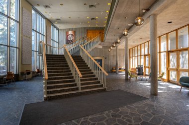 Calgary, Alberta - 7 Nisan 2025: Calgary Üniversitesi Craigie Hall 'daki Üniversite Tiyatrosu' nun iç lobi alanı.