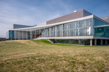 Lethbridge, Alberta - 10 Mayıs 2025: Science Commons binasının dışı.