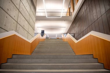 Lethbridge, Alberta - 10 Mayıs 2025: Lethbridge Üniversitesi kampüsündeki yeni Science Commons binasının içi.