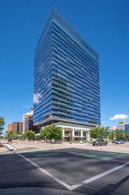 Calgary, Alberta - 29 Haziran 2025: Calgary, Alberta şehir merkezindeki modern bir ofis kulesinin dışı.