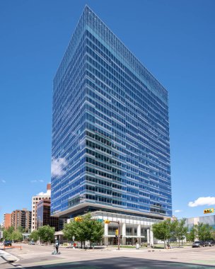 Calgary, Alberta - 29 Haziran 2025: Calgary, Alberta şehir merkezindeki modern bir ofis kulesinin dışı.