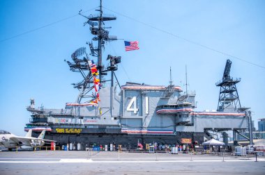 San Diego, California - 7 Ağustos 2025 San Diego, Kaliforniya 'daki USS Midway Müzesi' nin güvertesi ve köprüsü.