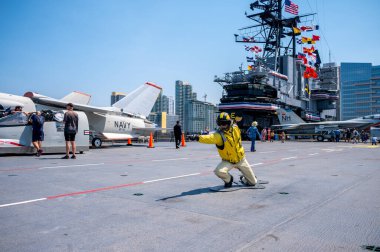 San Diego, California - 6 Ağustos 2025: San Diego, Kaliforniya 'daki USS Midway Müzesi' nin güvertesinde sergi.