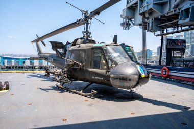 San Diego, California - 6 Ağustos 2025: UH-1 Huey savaş gemisi San Diego, Kaliforniya 'daki USS Midway Müzesi.