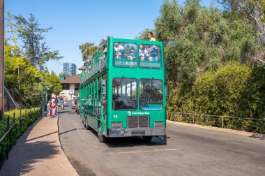 San Diego, California - 7 Ağustos 2025 San Diego Hayvanat Bahçesi 'nin içinde çift katlı otobüs.