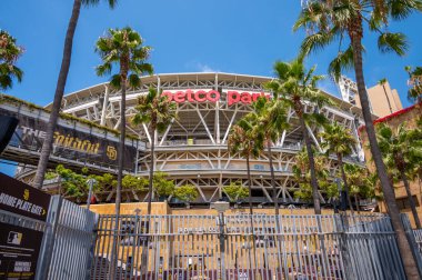 San Diego, California - 9 Ağustos 2025: San Diego Padres 'in evi Petco Park' ın dış cephesi.