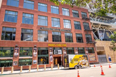 San Diego, California - 9 Ağustos 2025 San Diego Padres 'in evi olan Petco Park' taki Padres Takım Mağazasının dış cephesi.