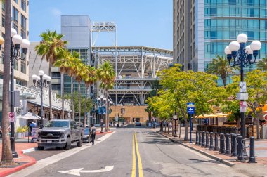 San Diego, California - 9 Ağustos 2025 San Diego 'nun göbeğindeki Gaslamp Quarter' dan Petco Park 'ın görüntüsü.