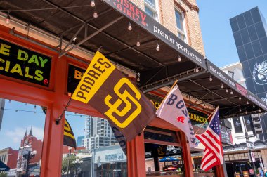 San Diego, Kaliforniya - 9 Ağustos 2025 San Diego 'nun göbeğindeki Gaslamp Quarter barında bayraklar.