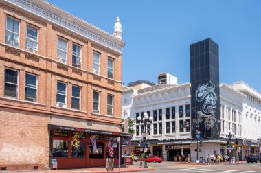 San Diego, California - 9 Ağustos 2025: San Diego 'nun göbeğindeki Gaslamp Quarter' daki trend restoranlar.