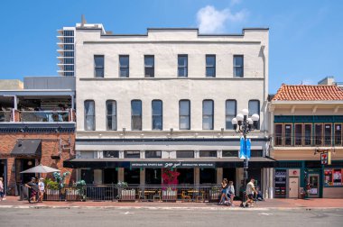 San Diego, Kaliforniya - 9 Ağustos 2025: San Diego 'nun göbeğindeki Gaslamp Quarter' daki tarihi binalar.