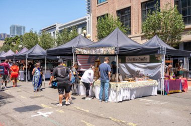 San Diego, Kaliforniya - 9 Ağustos 2025 San Diego 'nun göbeğindeki Gaslamp Quarter' da Pazar.