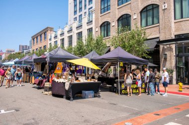 San Diego, Kaliforniya - 9 Ağustos 2025 San Diego 'nun göbeğindeki Gaslamp Quarter' da Pazar.