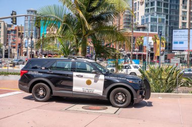 San Diego, Kaliforniya - 9 Ağustos 2025 San Diego Polis Kruvazörü San Diego 'nun göbeğindeki Gaslamp Quarter tabelasında.