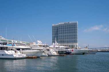 San Diego, Kaliforniya - 9 Ağustos 2025 San Diego şehir merkezindeki Embarcadero 'daki Hilton Oteli' nin dışı.
