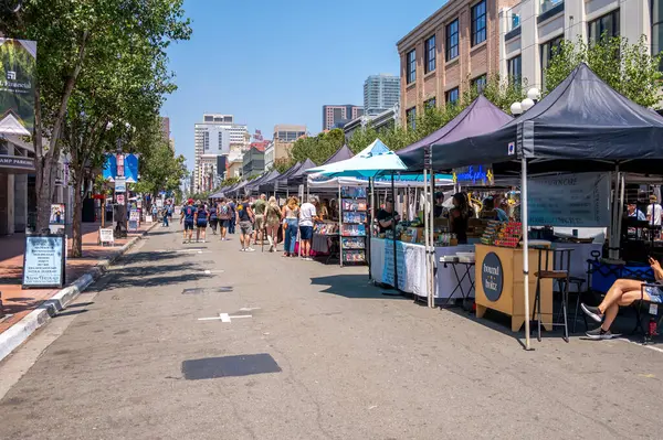 San Diego, Kaliforniya - 9 Ağustos 2025 San Diego 'nun göbeğindeki Gaslamp Quarter' da Pazar.