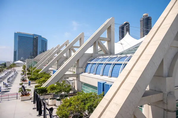 San Diego, Kaliforniya - 9 Ağustos 2025: San Diego Kongre Merkezi 'nin dışı.