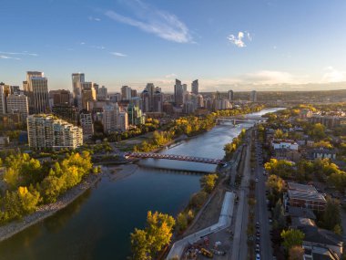 Calgary, Alberta - 27 Eylül 2025: Güzel bir sonbahar akşamında Calgary 'nin şehir merkezindeki Bow River boyunca çekilmiş hava fotoğrafı.