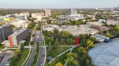 Calgary Üniversitesi kampüsündeki binaların havadan görünüşü.
