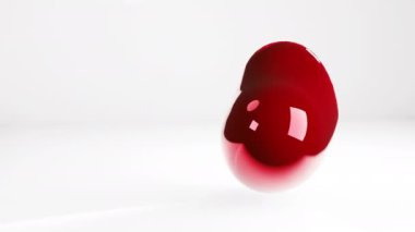 Krom parlak, soyut geometrik şekil beyaz ışık alanı arka planında. Kusursuz 3d döngü video canlandırması