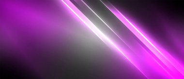 Canlı bir mor ışık demeti karanlık bir arkaplanı aydınlatıyor ve büyüleyici bir görsel etki yaratıyor. Elektrikli mavi renk sahneye sanatsal bir dokunuş katıyor.