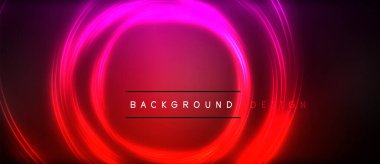 Menekşe, morumsu ve elektrik mavisi renkte renkli neon halkalar koyu bir arkaplanı aydınlatır. Otomotiv ışıklandırması ve teknoloji tasarımının modern bir birleşimi