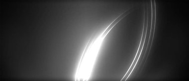 Neon parlayan daire ışınları, karanlıkta ışık saçan yuvarlak çizgiler, gezegen tarzı neon dalga çizgileri. Duvar kağıdı, afiş, arkaplan için enerji yüklü elektrik konsept tasarımı