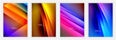 Turuncu, sarı, pembe, mor ve mavi renkli dört soyut poster dinamik diyagonal şekiller, yumuşak geçişler ve katmanlı ışıklandırma efektleri içeriyor.