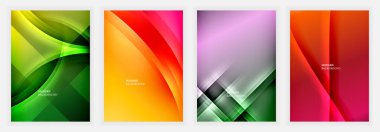 Yeşil, sarı, mor, kırmızı, kıvrımlı ve köşegen şekilli parlak kompozisyonlar içeren dört soyut posterden oluşan bir set.