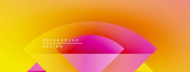 Soyut eğim arkaplanı. Sarı, turuncu, pembe renkler düzgün bir şekilde harmanlanır. Geometrik şekiller, dinamik görsel efekt oluşturur. Modern tasarım ögesi.