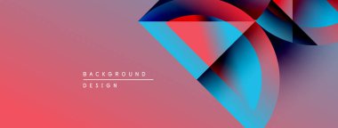Soyut geometrik şekiller örtüşüyor, canlı renk eğimleri yaratıyor. Pembe arka plan mavi, kırmızı renkleri tamamlar. Modern tasarım ögesi.