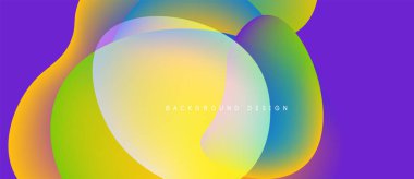 Soyut renkli şekiller örtüşüyor, canlı gradyanlar yaratıyor. Mor arka plan sarı ve yeşil renkleri tamamlıyor. Modern tasarım ögesi.