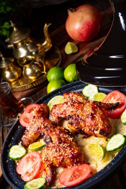 Tavuk kanatlı kuskus. Baharatlı.