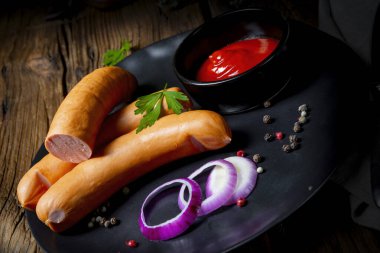 Lezzetli, sıcak jambonlu sosis.