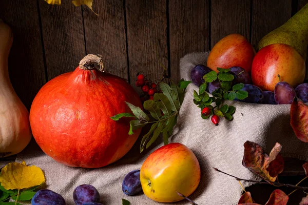 Różne Owoce Drewnianym Pudełku Jesiennymi Liśćmi — Zdjęcie stockowe