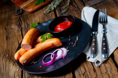 Lezzetli, sıcak jambonlu sosis.