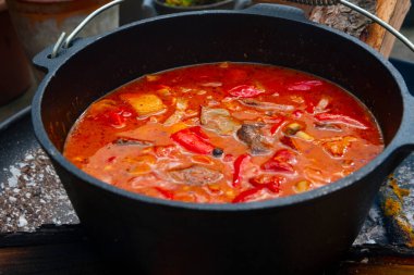 Çaydanlık kebabı açık ateşte hazırlanır.!