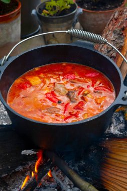 Çaydanlık kebabı açık ateşte hazırlanır.!