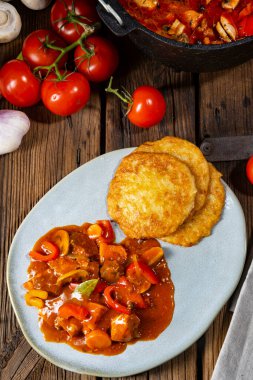 Patatesli gözleme ile Macar kebabı.