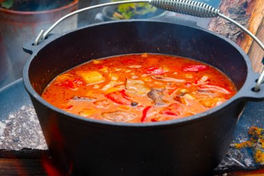 Çaydanlık kebabı açık ateşte hazırlanır.!