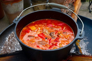 Çaydanlık kebabı açık ateşte hazırlanır.!