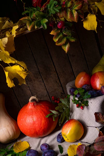 Různé Ovoce Dřevěné Krabici Podzimními Listy — Stock fotografie